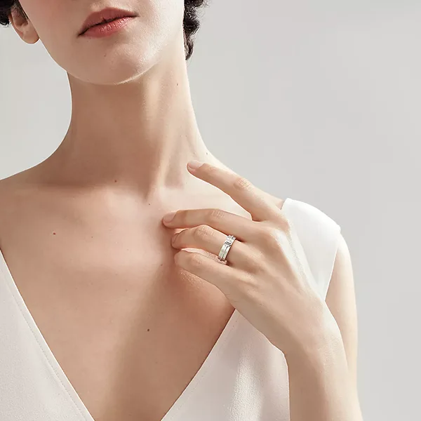 Tiffany & Co.蒂芙尼T系列 18K白金寬版戒指