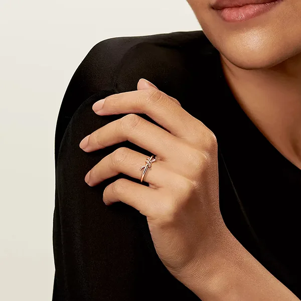 蒂芙尼 Tiffany Knot 系列 18K 玫瑰金鑲鑽戒指